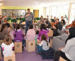 Klassenorchester der Sophie-Barat-Schule musiziert im Flüchtlingslager