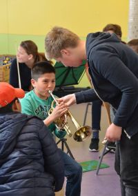 Klassenorchester der Sophie-Barat-Schule musiziert im Flüchtlingslager