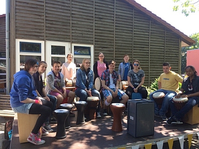Das Percussion-Orchester zu Besuch bei den Elbewerkstätten