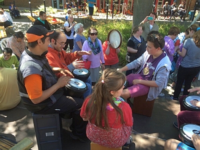 Das Percussion-Orchester zu Besuch bei den Elbewerkstätten